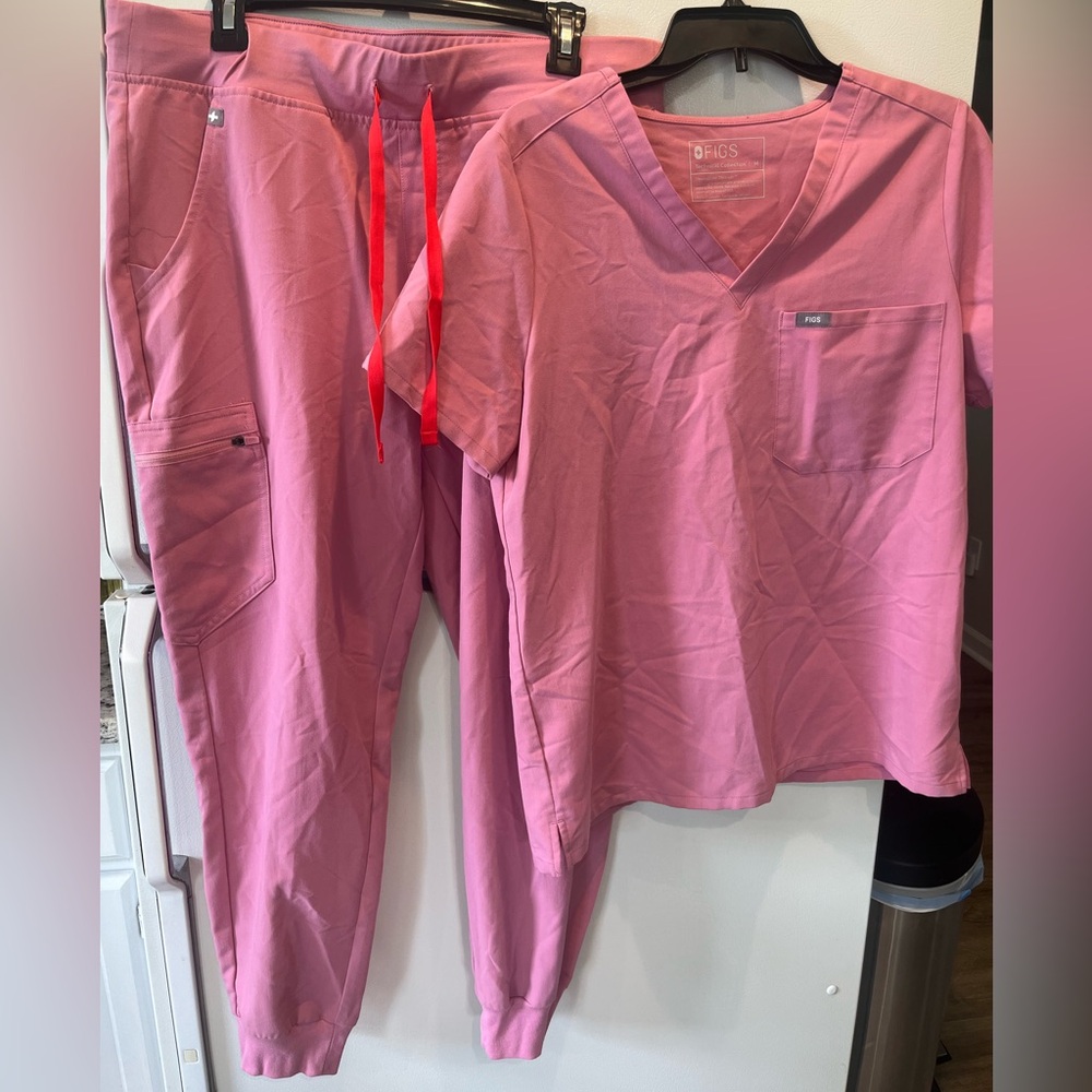 FIGS Pink jogger scrub set